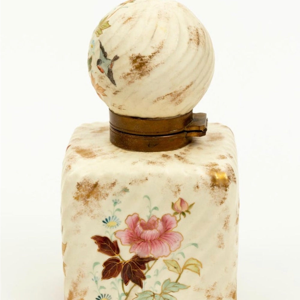 Circa 1900 inkwell Royal Worchester. Hand painted. Made in England.